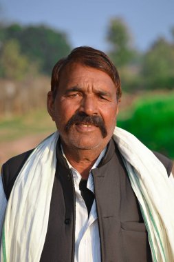 Tikamgarh, Madhya Pradesh, Hindistan - 08 Şubat 2020: Köyündeki kimliği belirsiz yaşlı Hintli adamın portresi.