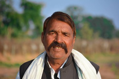 Tikamgarh, Madhya Pradesh, Hindistan - 08 Şubat 2020: Köyündeki kimliği belirsiz yaşlı Hintli adamın portresi.