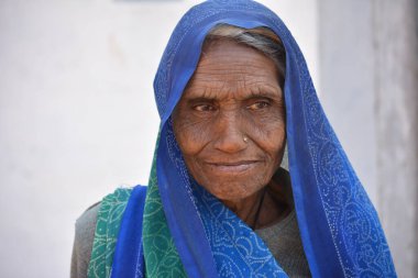 Tikamgarh, Madhya Pradesh, Hindistan - 08 Şubat 2020: Köyündeki yaşlı bir Hintli kadının yakın plan portresi.