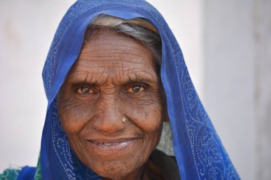 Tikamgarh, Madhya Pradesh, Hindistan - 08 Şubat 2020: Köyündeki yaşlı bir Hintli kadının yakın plan portresi.