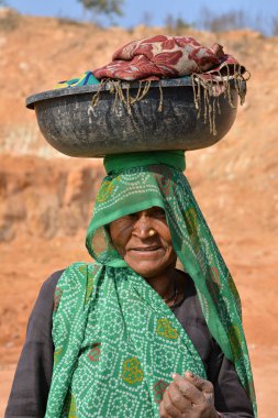 Tikamgarh, Madhya Pradesh, Hindistan - 08 Şubat 2020: Köyünde kimliği belirlenemeyen yaşlı bir Hintli kadının portresi,.