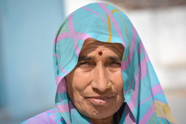 Tikamgarh, Madhya Pradesh, Hindistan - 08 Şubat 2020: Köyünde kimliği belirlenemeyen yaşlı bir Hintli kadının portresi,.