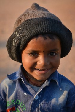 Tikamgarh, Madhya Pradesh, Hindistan - 11 Şubat 2020: Kameraya gülümseyen küçük çocuk.