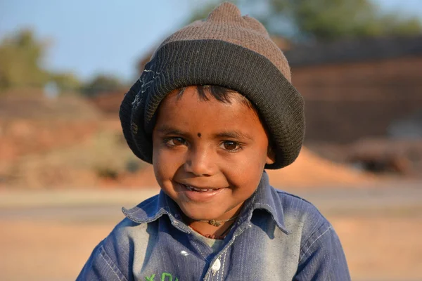 Tikamgarh, Madhya Pradesh, Hindistan - 11 Şubat 2020: Kameraya gülümseyen küçük çocuk.
