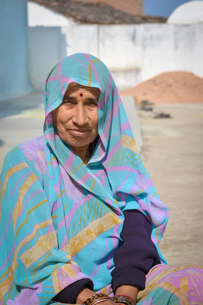 Tikamgarh, Madhya Pradesh, Hindistan - 08 Şubat 2020: Köyünde kimliği belirlenemeyen yaşlı bir Hintli kadının portresi,.