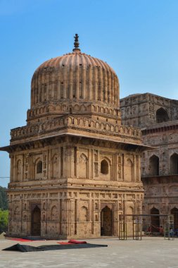 Orchha, Madhya Pradesh, Hindistan kraliyet mezarlarının (Chhatris) manzarası.