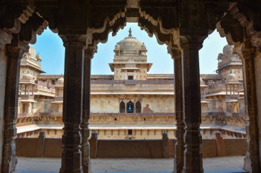 Orchha, Madhya Pradesh, Hindistan - Mart 04, 2020: Jahangir Mahal (Orchha Kalesi), Madhya Pradesh, Hindistan.