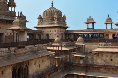 Orchha, Madhya Pradesh, Hindistan - Mart 04, 2020: Jahangir Mahal (Orchha Kalesi), Madhya Pradesh, Hindistan.