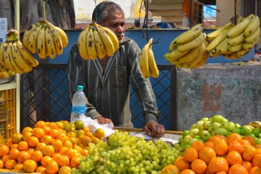 Orchha, Madhya Pradesh, Hindistan - 05 Mart 2020: Kimliği belirsiz satıcı Hindistan 'da yol kenarında meyve satıyor.