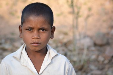 TIKAMGARH, MADHYA PRADESH, Hindistan - 24 Mart 2020: Köylerindeki kimliği belirsiz Hintli çocuğun portresi.