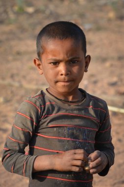 TIKAMGARH, MADHYA PRADESH, Hindistan - 24 Mart 2020: Köylerindeki kimliği belirsiz Hintli çocuğun portresi.