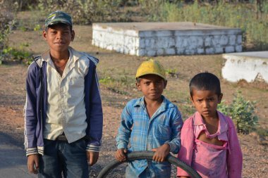 TIKAMGARH, MADHYA PRADESH, Hindistan - 24 Mart 2020: Mutlu kırsal Hint köyü çocukları.