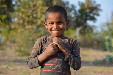 TIKAMGARH, MADHYA PRADESH, Hindistan - 24 Mart 2020: Köylerindeki kimliği belirsiz Hintli çocuğun portresi.