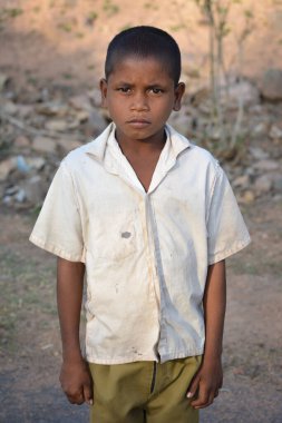 TIKAMGARH, MADHYA PRADESH, Hindistan - 24 Mart 2020: Köylerindeki kimliği belirsiz Hintli çocuğun portresi.
