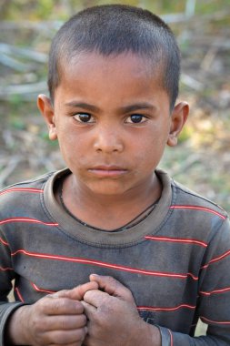 TIKAMGARH, MADHYA PRADESH, Hindistan - 24 Mart 2020: Köylerindeki kimliği belirsiz Hintli çocuğun portresi.