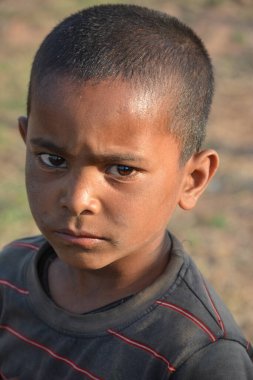 TIKAMGARH, MADHYA PRADESH, Hindistan - 24 Mart 2020: Köylerindeki kimliği belirsiz Hintli çocuğun portresi.