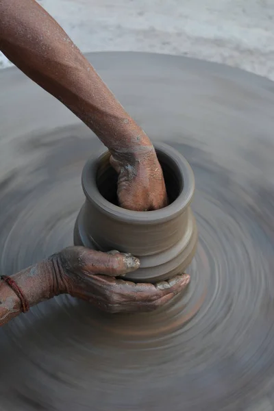 Manos Trabajando Rueda Cerámica Haciendo Una Olla — Foto de Stock