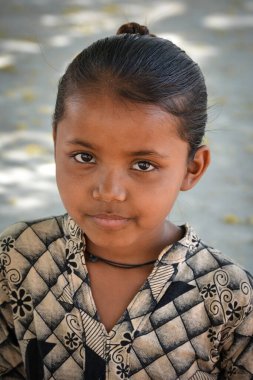 TIKAMGARH, MADHYA PRADESH, Hindistan - MAYIS 03, 2020: Hint köyü kızının portresi.