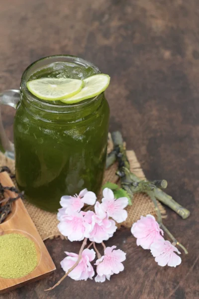 Tè verde freddo con limone e polvere di tè matcha . — Foto Stock