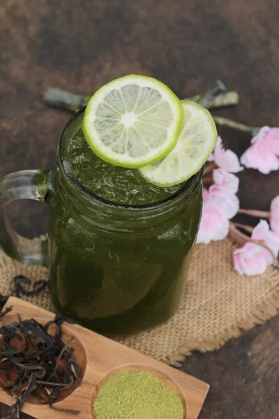 Tè verde freddo con limone e polvere di tè matcha . — Foto Stock