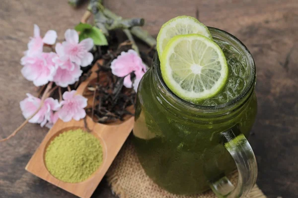 Iced grönt te med citron och matcha te pulver. — Stockfoto
