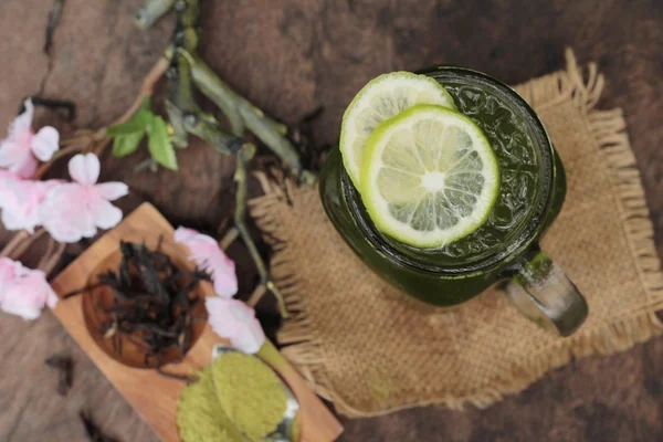 Grüner Eistee mit Zitrone und Matcha-Teepulver. — Stockfoto