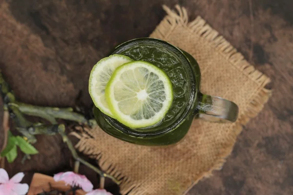 Grüner Eistee mit Zitrone und Matcha-Teepulver. — Stockfoto