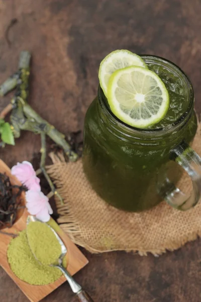 Iced green tea with lemon and matcha tea powder. — Stock Photo, Image