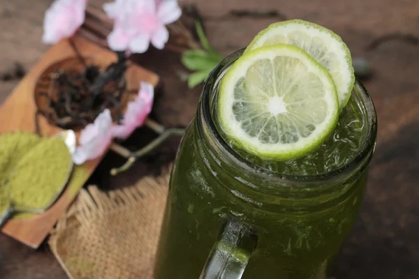 Ledový zelený čaj s citronem a matcha čaj v prášku. — Stock fotografie