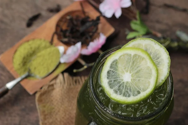 Tè verde freddo con limone e polvere di tè matcha . — Foto Stock