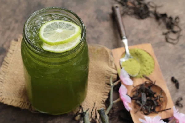 Chá verde gelado com limão e chá matcha em pó . — Fotografia de Stock