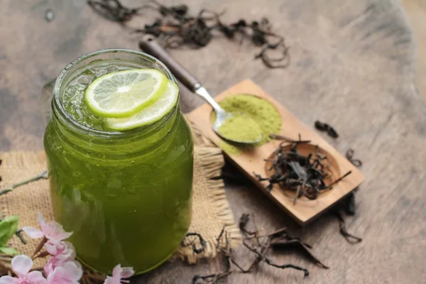 Chá verde gelado com limão e chá matcha em pó . — Fotografia de Stock