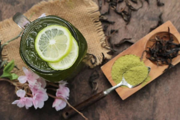 Grüner Eistee mit Zitrone und Matcha-Teepulver. — Stockfoto