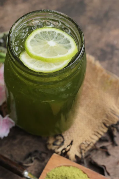 Té verde helado con limón y té matcha en polvo . —  Fotos de Stock