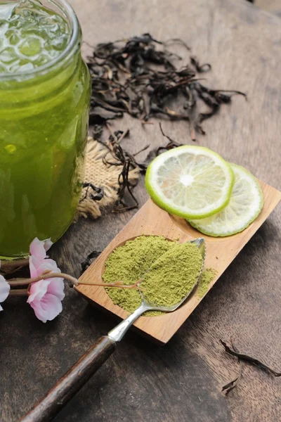 Mrożona zielona herbata z cytryną i matcha herbaty proszku. — Zdjęcie stockowe