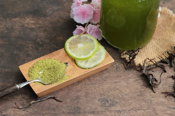 Tè verde freddo con limone e polvere di tè matcha . — Foto Stock