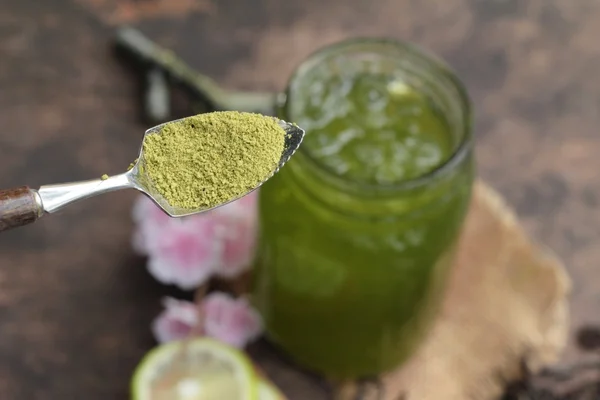 Té verde helado con limón y té matcha en polvo . —  Fotos de Stock