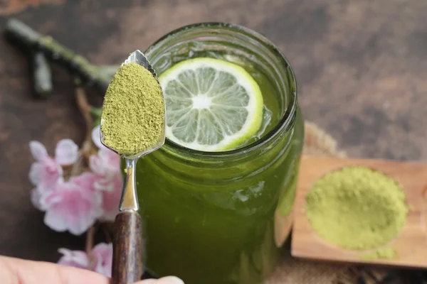 Mrożona zielona herbata z cytryną i matcha herbaty proszku. — Zdjęcie stockowe