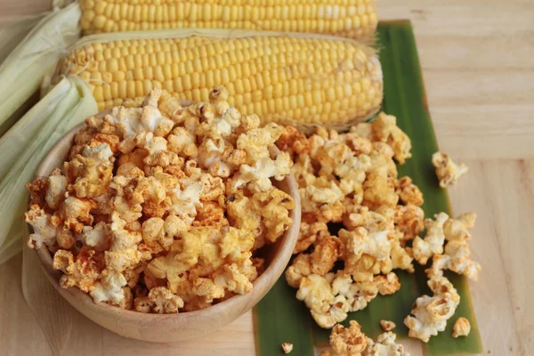Попкорн с маслом и свежей кукурузой — стоковое фото
