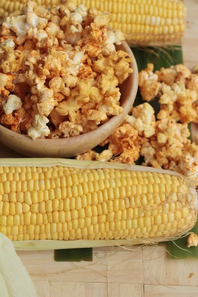 Popcorn med smör och färsk majskolv — Stockfoto