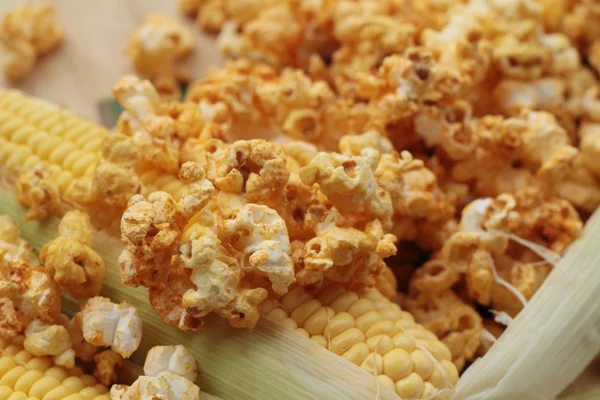 Popcorn with butter and fresh corn cob — Stock Photo, Image