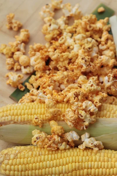 Popcorn with butter and fresh corn cob — Stock Photo, Image