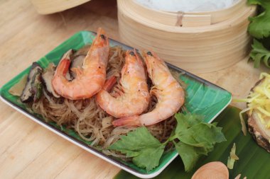 Erişte ve kereviz yaprakları ile pişmiş karides