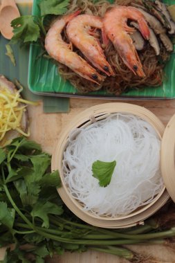 Erişte ve kereviz yaprakları ile pişmiş karides