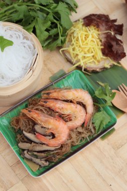 Erişte ve kereviz yaprakları ile pişmiş karides