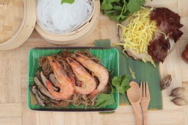 Erişte ve kereviz yaprakları ile pişmiş karides