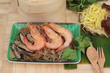 Erişte ve kereviz yaprakları ile pişmiş karides