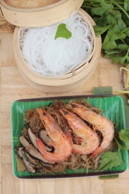 Erişte ve kereviz yaprakları ile pişmiş karides
