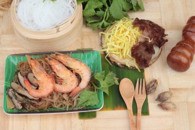 Erişte ve kereviz yaprakları ile pişmiş karides