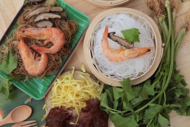 Erişte ve kereviz yaprakları ile pişmiş karides